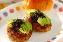 2025年10月16日(木)の献立は「アボカドのせハンバーグ」の献立。濃厚なアボカドをハンバーグにトッピング！チーズ焼きは市販のミートソースを使ってお手軽に！