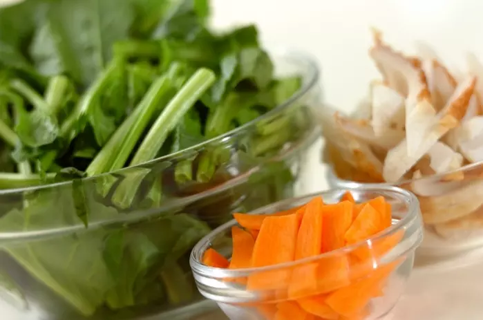 ホウレン草とちくわの卵とじの下準備1