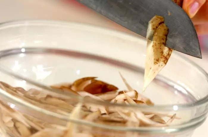 お箸が止まらない！ゴボウのサクサク揚げ by 杉本 亜希子さんの下準備1