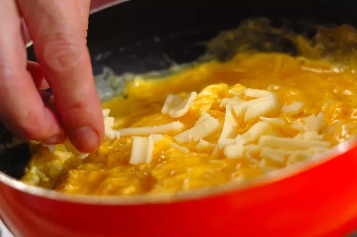 簡単！たっぷりチーズのふわふわオムレツ　by 杉本 亜希子さんの作り方2