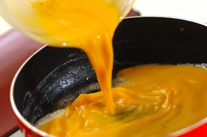 簡単！たっぷりチーズのふわふわオムレツ　by 杉本 亜希子さんの作り方1