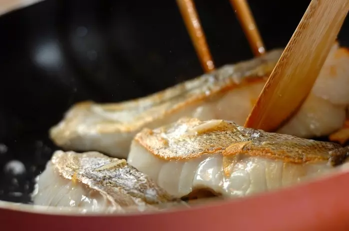 白身魚とアサリのワイン蒸しの作り方1