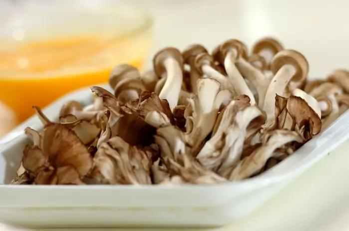 キノコと卵の炒め物の下準備1