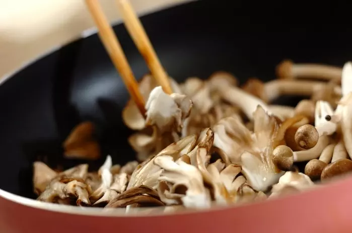 キノコと卵の炒め物の作り方1