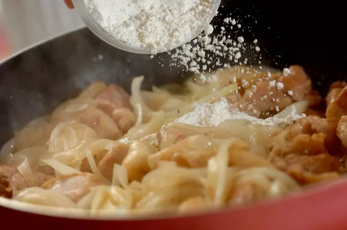 フライパンひとつで簡単!チキンマカロニグラタンの作り方2