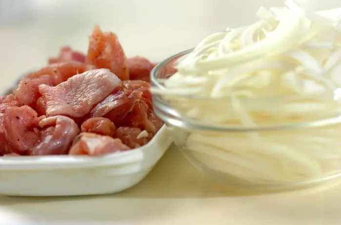 フライパンひとつで簡単!チキンマカロニグラタンの下準備1