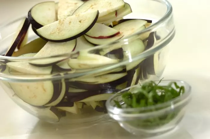 塩もみナスの即席漬けの下準備1