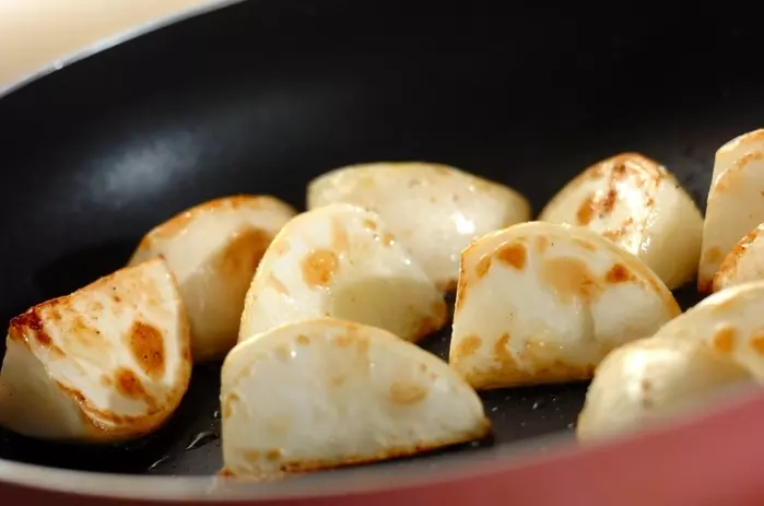 カブのシンプルソテーの作り方1