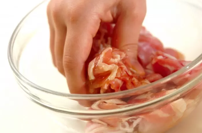 豚肉の甘辛炒めの下準備1