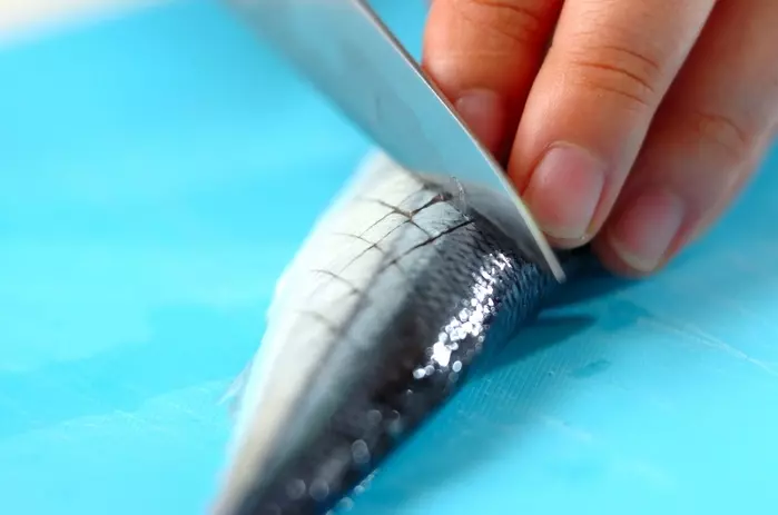 秋といえば!サンマの塩焼きの下準備1