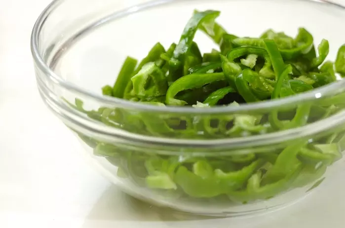 簡単味付け！ピーマンと塩昆布のレンジ和えの下準備1