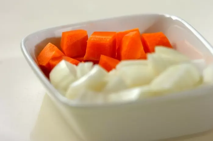 肉団子のトマト煮の下準備1