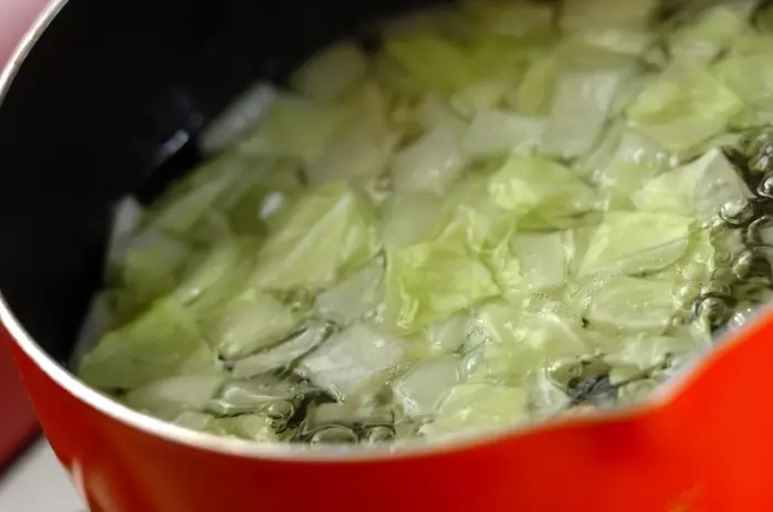 キャベツとカマボコのスープの作り方1