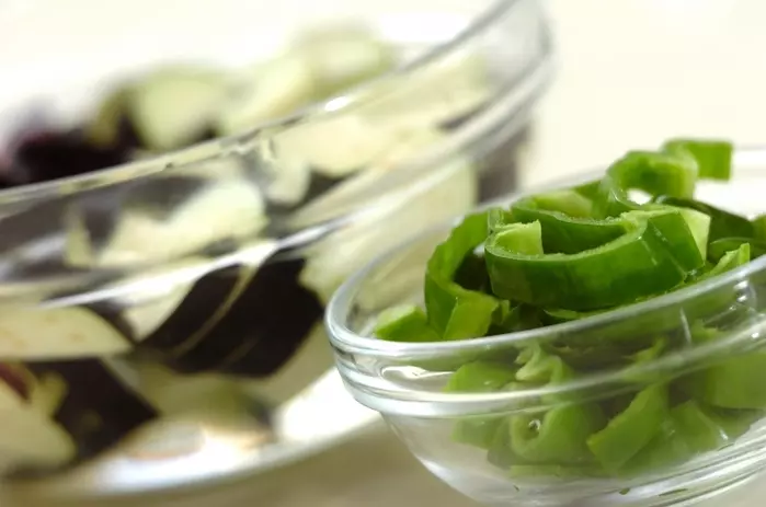 ナスとピーマンの鶏みそ丼の下準備1