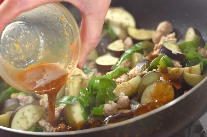 ナスとピーマンの鶏みそ丼の作り方2