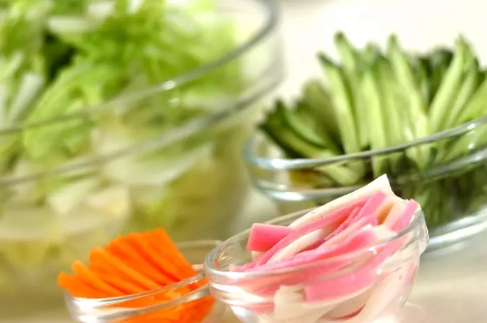 白菜とカマボコの和風コールスローの下準備1