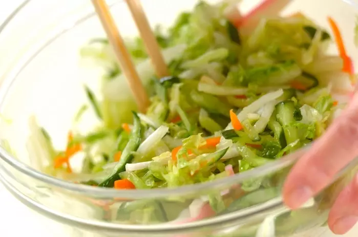 白菜とカマボコの和風コールスローの作り方2