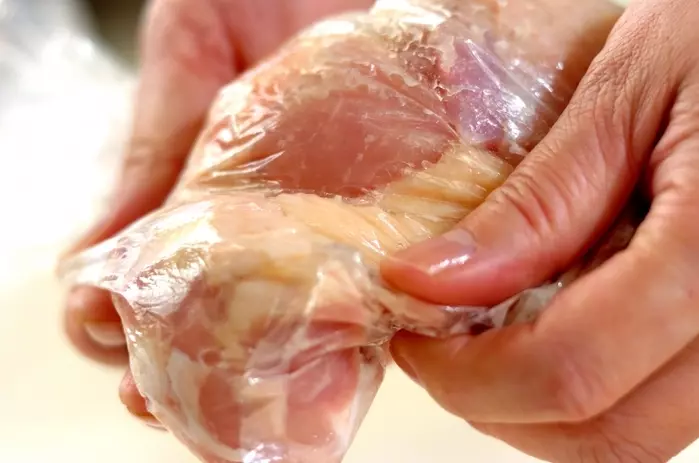 炊飯器で2品作れる！海南風チキンライスの下準備1