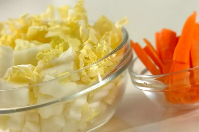 白菜と餃子のあったかスープの下準備1