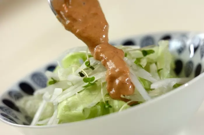 梅ゴマドレッシングのサラダの作り方2