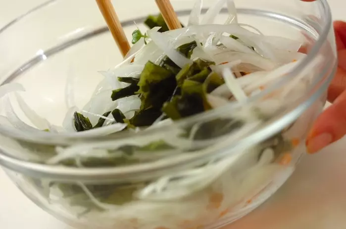 玉ネギとワカメのポン酢サラダの作り方1