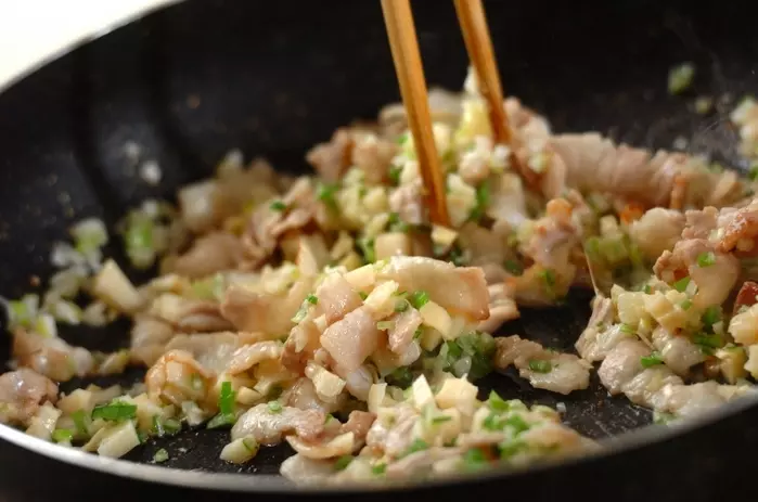 豚肉とタケノコのオイスターチャーハンの作り方1