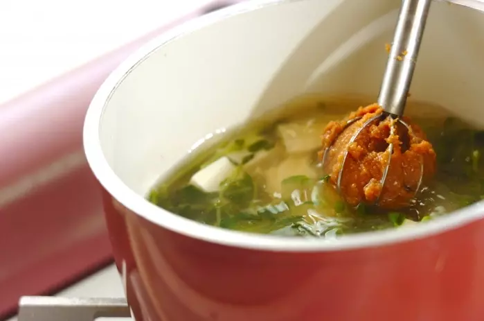 豆腐と豆苗のみそ汁の作り方2