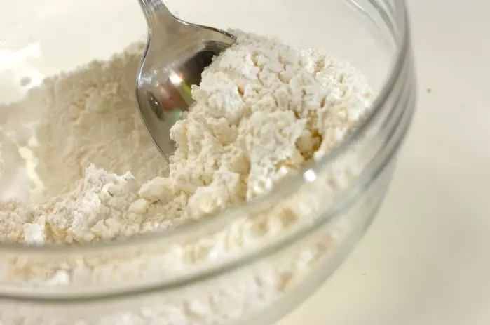 ゴロゴロベーコンとブロッコリーの薄焼きピザの作り方1