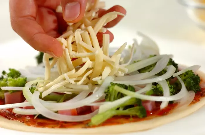 ゴロゴロベーコンとブロッコリーの薄焼きピザの作り方5