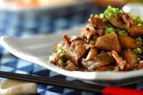 2025年11月27日(木)の献立は「牛肉とゴボウの炒め煮」の献立。牛肉を使った和定食。ゴボウやコンニャク、豆腐などのヘルシー食材がたくさん摂れます。