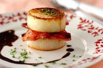 2025年11月28日(金)の献立は「大根ステーキ」の献立。野菜がメインでも、ボリュームがあり満足できる献立です。