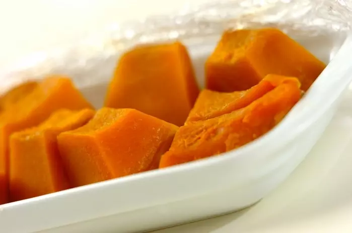 簡単とろーり!カボチャのグラタンの下準備1