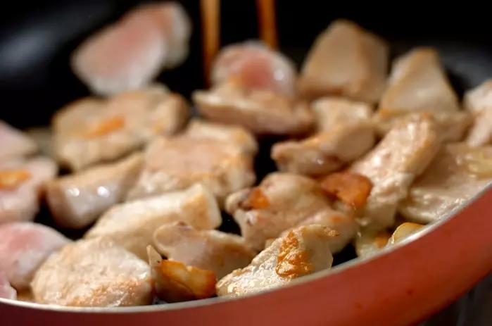 こってりが人気!ガリバタチキンの作り方1