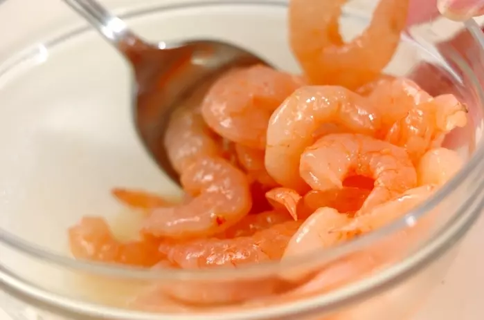 エビの塩炒めの下準備1