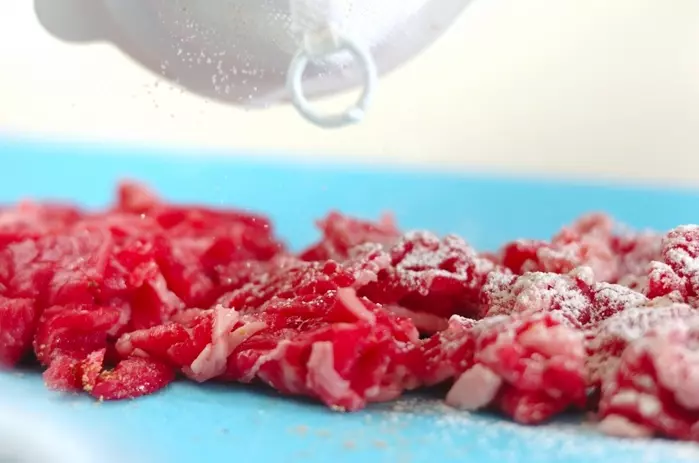 おもてなしに!白いビーフストロガノフの下準備1