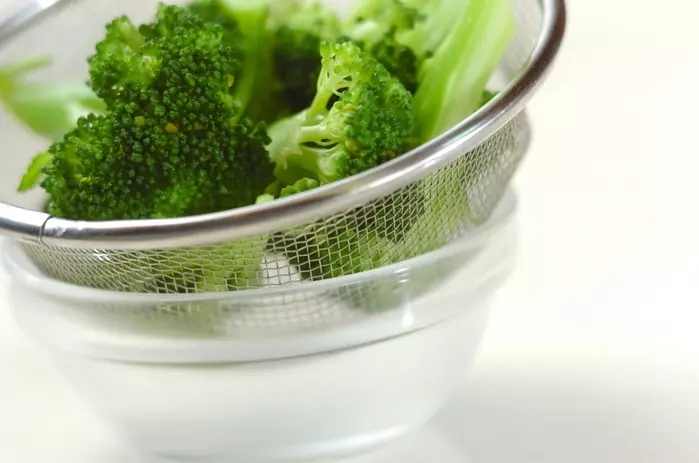 ブロッコリーのゴマ和えの下準備1