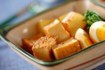 2025年12月10日(水)の献立は「大根と厚揚げのうま煮」の献立。あったかい煮物に、ゴマ和えなどの小鉢を添えた和食の献立です。