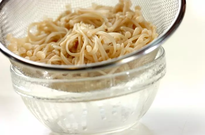 エノキとワカメのナムルの作り方1