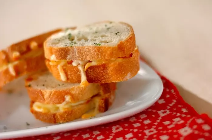 ベーコンチーズサンドトースト