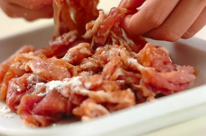 黄金比 の味付け!豚の生姜焼きの下準備1