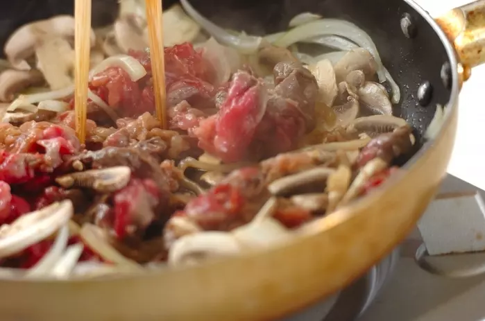 牛肉と里芋のクリーム煮の作り方1