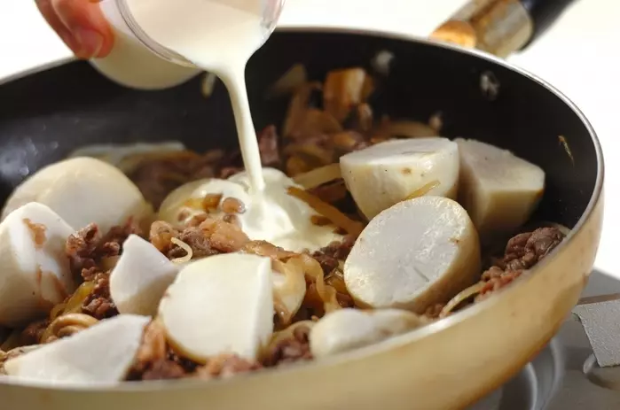 牛肉と里芋のクリーム煮の作り方2