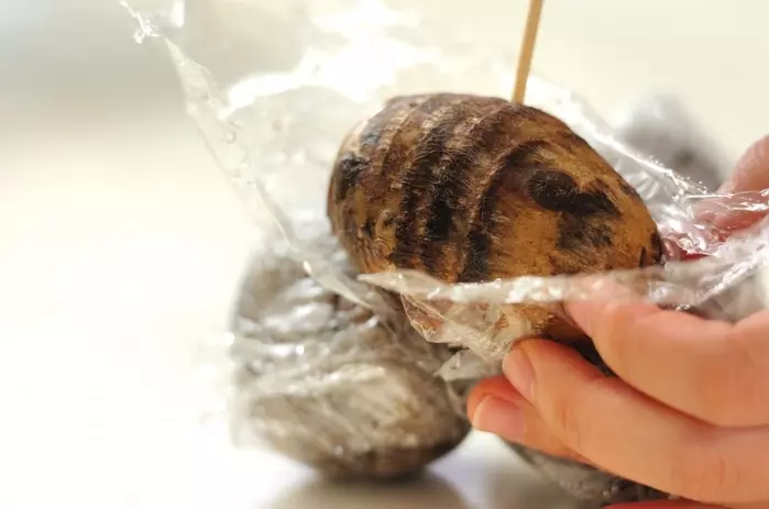 牛肉と里芋のクリーム煮の下準備2