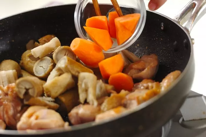 鶏とゴボウの煮ものの作り方1