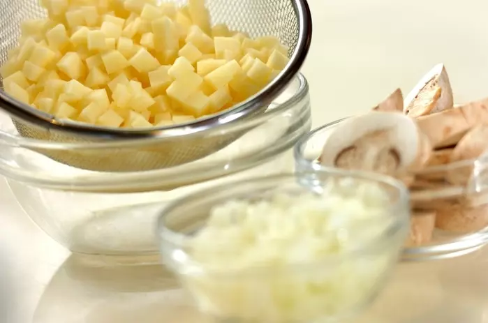 残り野菜とベーコンのスープの下準備1