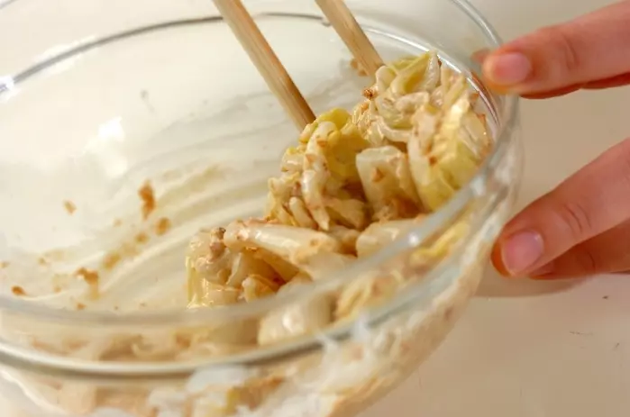 やみつき！無限に食べられるゆで白菜サラダの作り方2