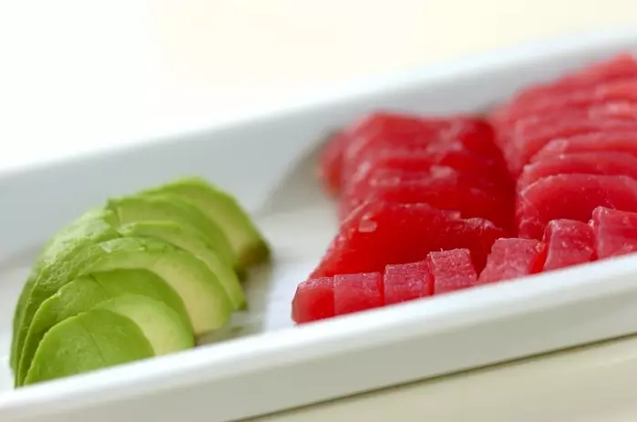 マグロとアボカドのサラダの下準備1