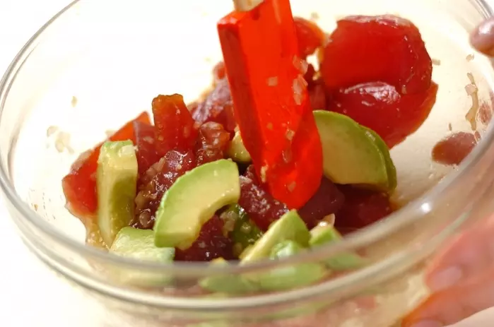 マグロとアボカドのサラダの作り方2