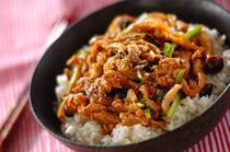 2025年12月19日(金)の献立は「豚プルコギ丼」の献立。手早く作れるエスニックな丼に、豆腐が主役の体温まる副菜とサッパリとしたカブの副菜を添えた献立です。