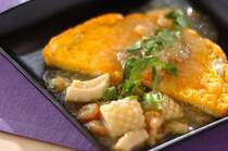 2025年12月20日(土)の献立は「海鮮あんかけオムレツ」の献立。様々な食材をバランスよく食べられ、体温まるヘルシーな献立です。